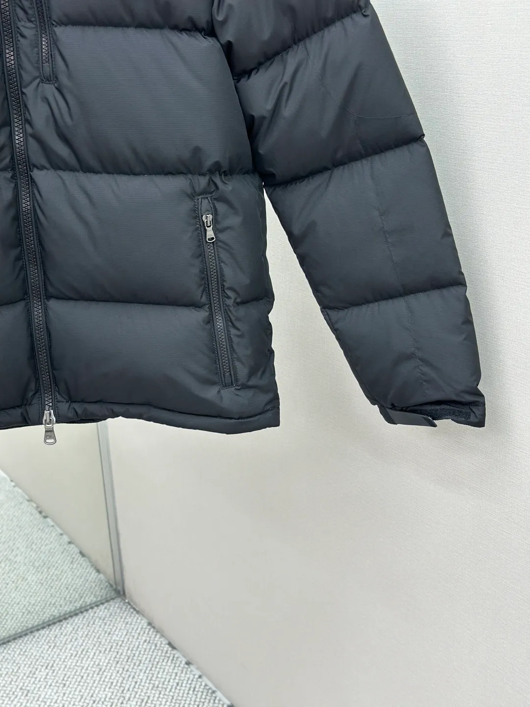 P950 Rah Lauren Classic Red Label Down Jacket. The nylon fabric has good windproof and waterproof properties, which can effectively block the intrusion of wind and rain from the outside and keep the inside dry. It is suitable for wearing in humid or rainy environments.  The chest label uses an imported MEO embroidery machine. It first scans the original pattern and then uses high-quality silk thread to make a pattern. The density effect is adjusted by continuous pattern making.  Detachable: Equipped with detachable nylon, users can easily disassemble or install it according to weather changes or personal preferences, which is both practical and convenient.  Exquisite details: the zipper design is simple and elegant, easy to operate; the closing design of the cuffs and hem effectively prevents the intrusion of cold wind, improving the warmth and comfort of wearing.   High-quality filling: 90 white duck down is selected, with a weight of 260g, ensuring excellent thermal insulation performance. After strict screening and treatment, the velvet is not easy to drill, ensuring durability. The hangtags, wash marks, air holes, and snap buttons are all custom-made from original molds.    Size: S-XL